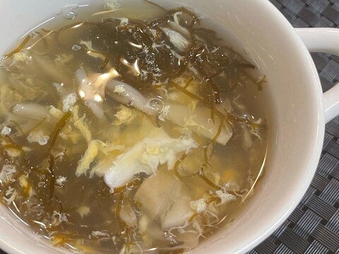 簡単！優しい味の沖縄産もずくと舞茸の和風卵スープ